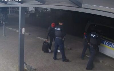 Duitse politie zet migrant uit busje in Venlo